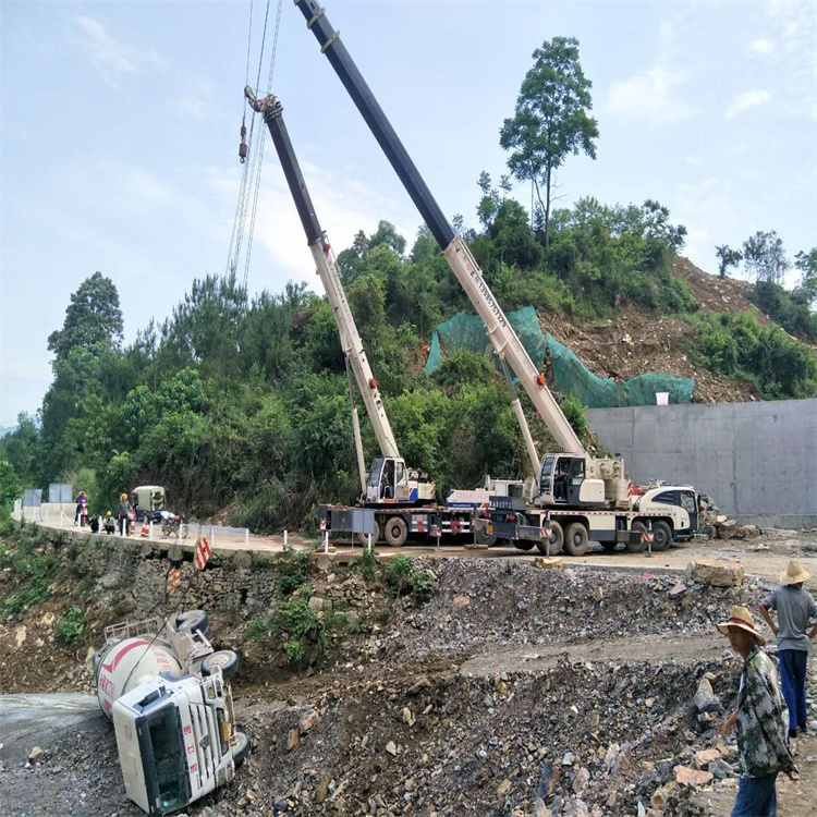 杞县汽车掉沟里叫吊车救援要多少钱